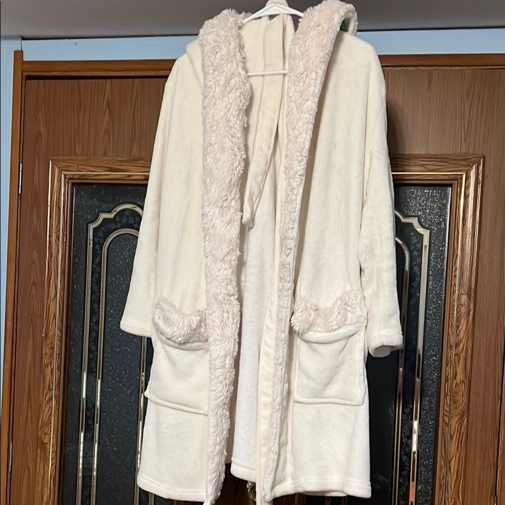 Pottery Barn Teen Ivory Hooded Plush Robe